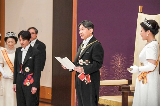 Tân Nhật hoàng khẳng định phụng sự lợi ích của người dân