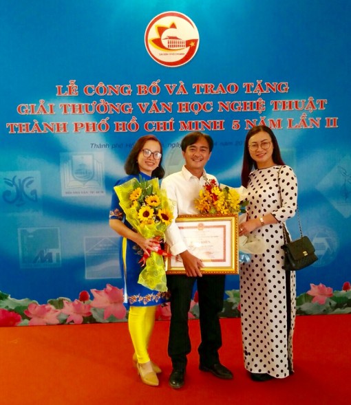 Nhà thơ Phan Hoàng nhận giải thưởng với “Bước gió truyền kỳ”