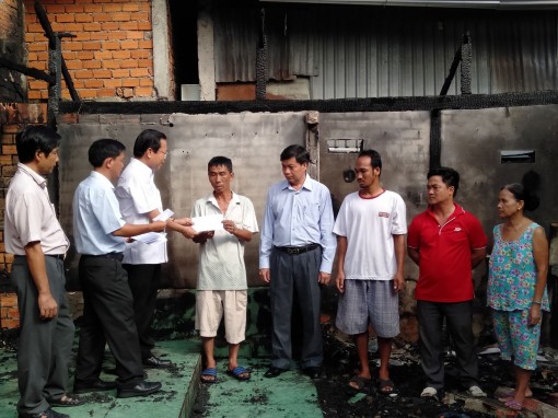 Thăm, hỗ trợ 4 gia đình bị cháy nhà