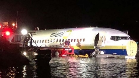 Boeing 737 lao xuống sông ở Mỹ, không có thương vong