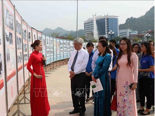 Triển lãm ảnh

“Bác Hồ với nhân dân các dân tộc Tây Bắc”