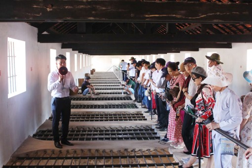 Địa chỉ đỏ giữa trùng khơi