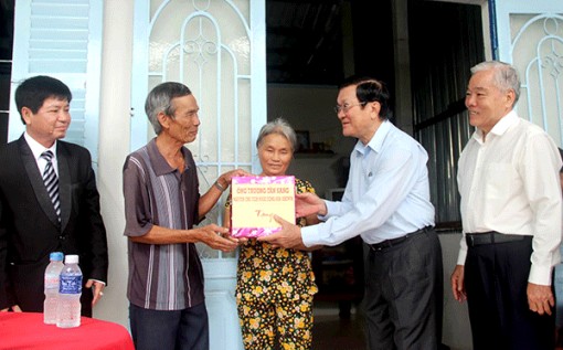 Nguyên Chủ tịch nước Trương Tấn Sang đến thăm gia đình chính sách ở Sóc Trăng