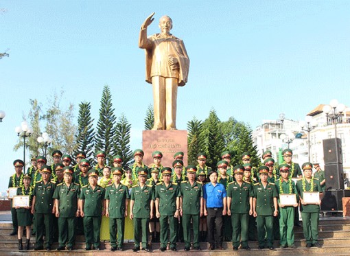 Báo công dâng Bác