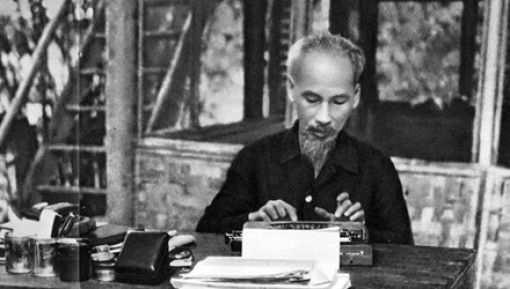 Trưng bày Bảo vật quốc gia về Chủ tịch Hồ Chí Minh