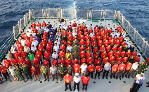 Hải trình 8 ngày vượt trùng khơi nối đất liền với biển đảo Trường Sa