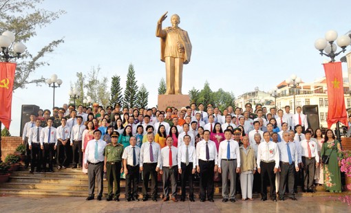 Tiếp tục đẩy mạnh việc học tập và làm theo tư tưởng, đạo đức, phong cách Hồ Chí Minh bằng nhiều việc làm, hành động thiết thực