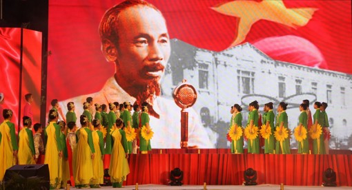 “Tình Bác sáng đời ta”