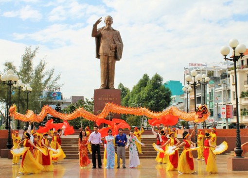 Niềm kính yêu “Quà tháng Năm dâng Người”