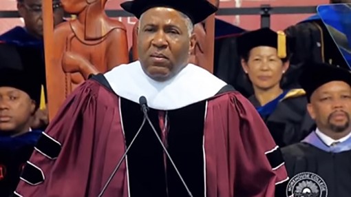 “Mạnh thường quân” trả nợ học phí cho sinh viên Mỹ