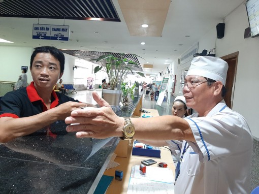 Tận tụy chăm sóc bệnh nhân