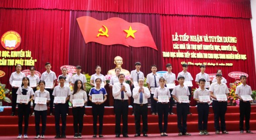 Cần Thơ vận động gần 2 tỉ đồng cho Quỹ khuyến học, khuyến tài