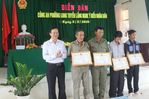 Công an Bình Thủy lắng nghe dân