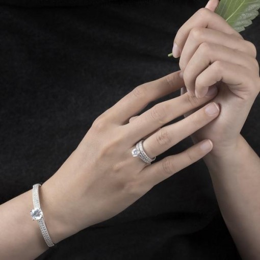 Tại sao bạn nên có một chiếc vòng tay bạc nữ