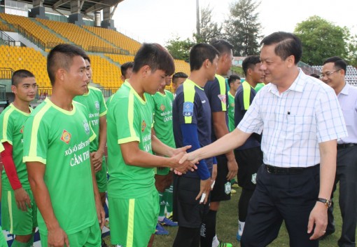Lãnh đạo thành phố làm việc với Câu lạc bộ Bóng đá Cần Thơ