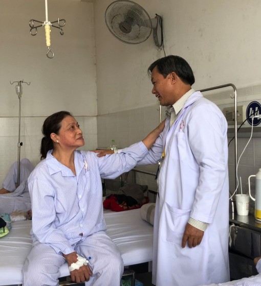 Nội soi lấy ống nhựa 30cm trong bụng bệnh nhân