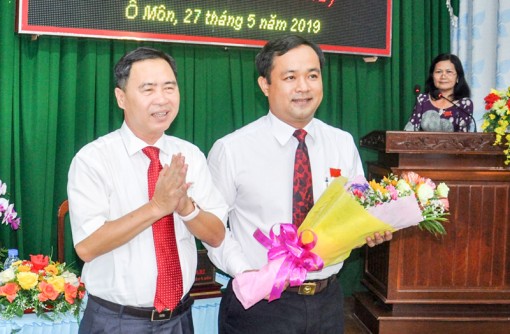 Ông Trần Minh Khiết được bầu giữ chức Phó Chủ tịch UBND quận Ô Môn