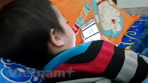 Hạn chế cho trẻ "nghiền" điện thoại trong những ngày nghỉ Hè
