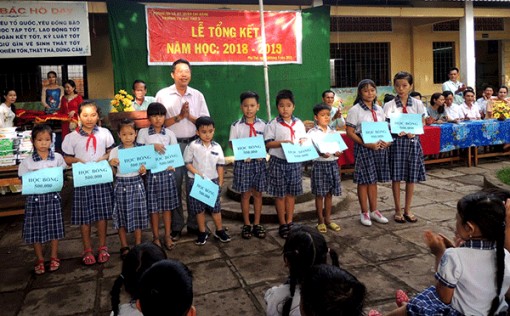 Trao quà, học bổng cho học sinh nghèo, học giỏi