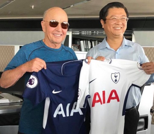 Đấu giá từ thiện áo cầu thủ Tottenham do tỉ phú Joe Lewis trao tặng lãnh đạo Cần Thơ