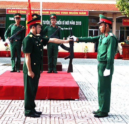 70 chiến sĩ mới tuyên thệ