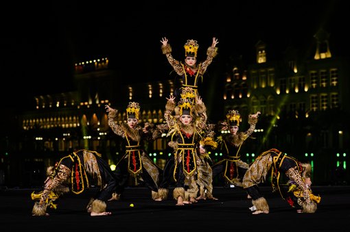 Ngỡ ngàng trước màn trình diễn chuyên nghiệp của thiếu nhi quốc tế trong gala tại Vinpearl Land Nam Hội An