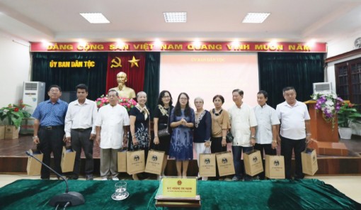 អនុ​រដ្ឋ​មន្ត្រី  អនុ​ប្រធាន​គណៈ​កម្មា​ធិកា​រ​ជន​ជាតិ​  ហ្វាង​ធី​ហាញ់​ ទ​ទួល​អ្នក​មាន​ប្រ​ជា​ប្រិយ​ភាព​ក្រុង​កឹង​ធើ