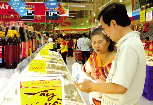 Tổng mức hàng hóa bán lẻ và doanh thu

dịch vụ đạt khoảng 11.031,4 tỉ đồng