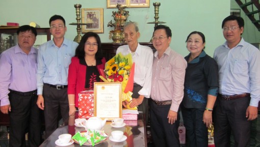 Thăm, tặng quà, chúc thọ người cao tuổi