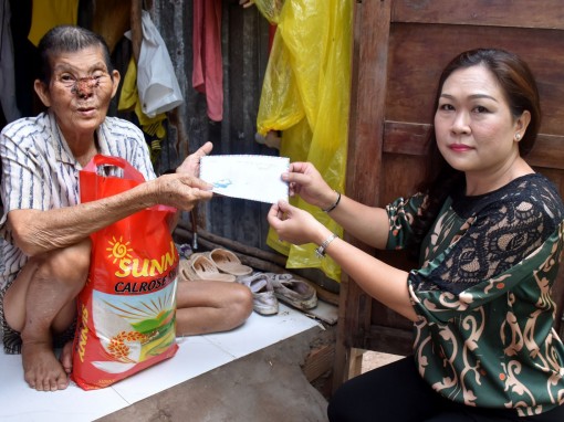 Nhà hảo tâm trao tiền giúp ông Hồ Văn Phước