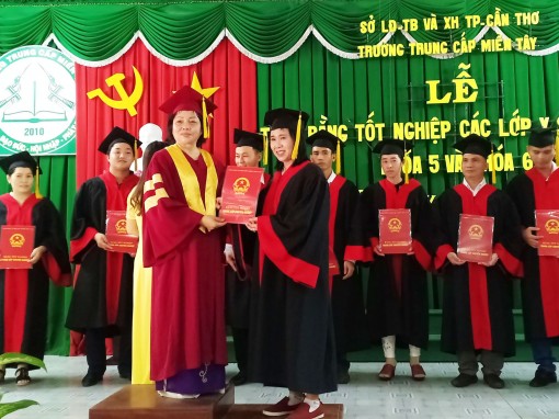 124  học sinh tốt nghiệp Trường Trung cấp Miền Tây