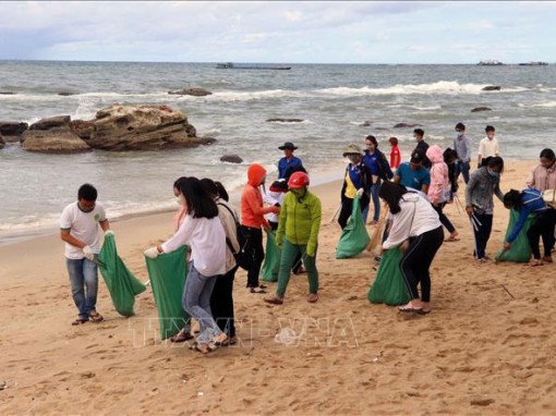 Phú Quốc phát động phong trào chống rác thải nhựa và thả giống tái tạo nguồn lợi thủy sản