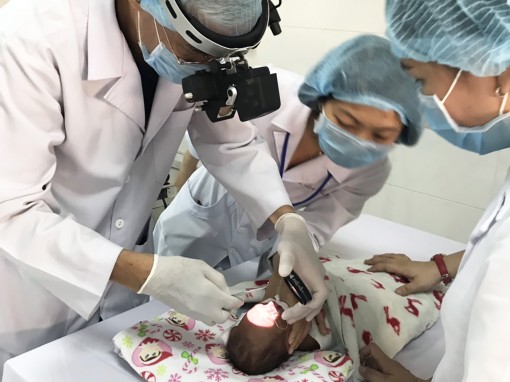 Trẻ sinh non, nhẹ cân cần được tầm soát ROP