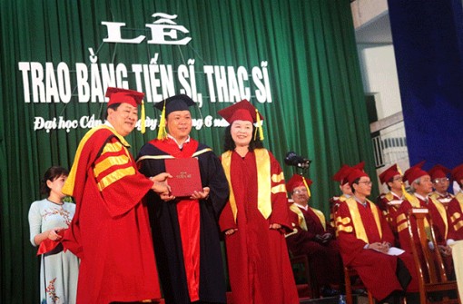Trao bằng tốt nghiệp cho 380  tân tiến sĩ, thạc sĩ
