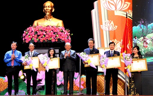 Quỹ học bổng Vừ A Dính đón nhận Huân chương Lao động hạng Nhất