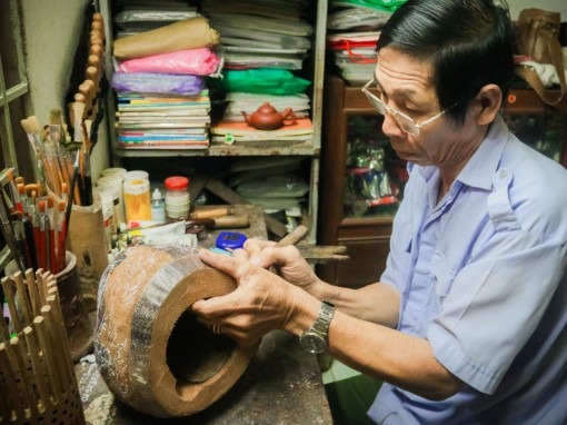 Tài hoa trên vỏ dừa khô