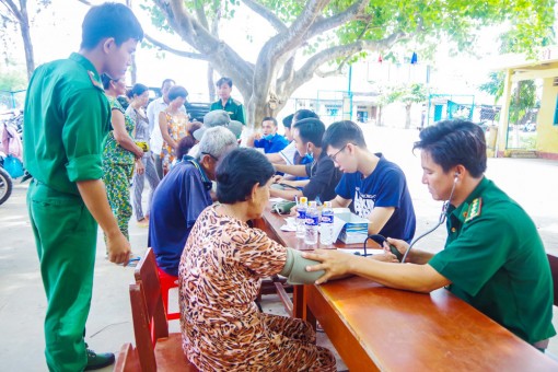 កម្មា​ភិ​បាល​ យុទ្ធ​ជន​ប៉ុស្តិ៍​ការ​ពារ​ព្រំ​ដែន​​វិញ​ហាយ​ រៀន​សូត្រនិ​ង​ធ្វើ​តាម​គំ​រូ​អ៊ំ​ហូ