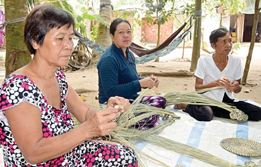 លោក​ថាច់​ភឿង​ បង្ក​ការ​ងារ​ធ្វើ​ដល់​អ្នក​មាន​វ័យ​ចំ​ណាស់​