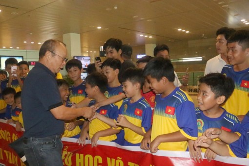 HLV Park Hang-seo giao lưu tại Cần Thơ