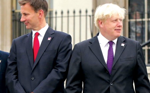 Boris Johnson đấu tay đôi với người kế nhiệm!