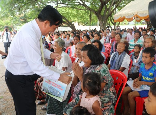 Bệnh viện Đa khoa Hòa Hảo- Medic Cần Thơ khám bệnh, cấp thuốc, tặng quà cho người dân Campuchia