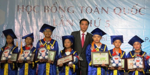 Trao các giải thưởng với tổng giá trị tương đương 200 triệu đồng