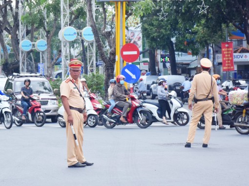 Bảo vệ an ninh trật tự, triển khai phương án phân luồng, điều tiết giao thông để thí sinh đến điểm thi an toàn