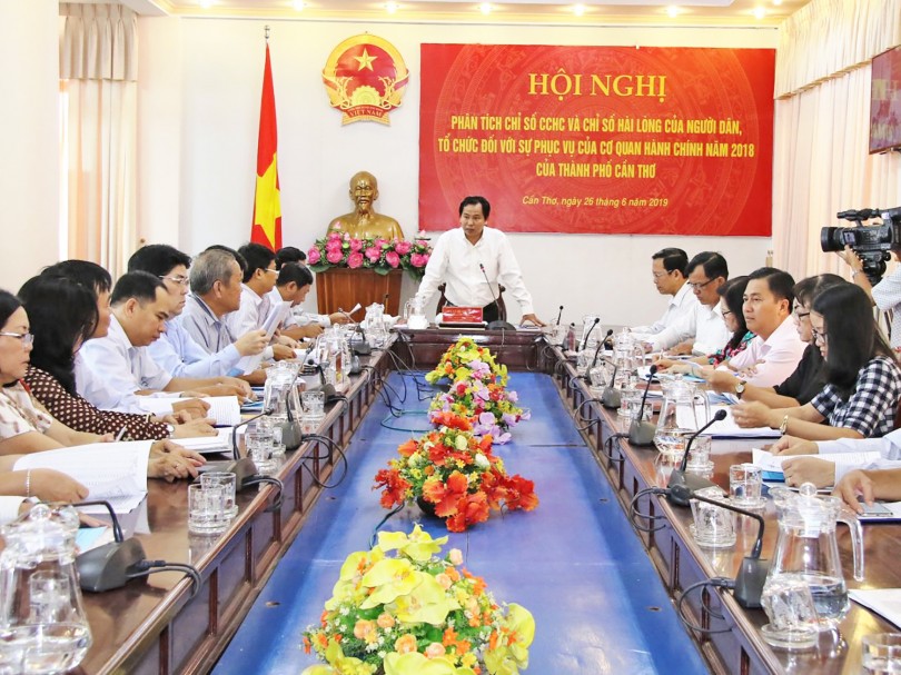 Cán bộ công chức phải niềm nở, hòa nhã;
trả lời đúng và trúng vấn đề người dân,
doanh nghiệp đặt ra Cán bộ công chức phải niềm nở, hòa nhã;
trả lời đúng và trúng vấn đề người dân,
doanh nghiệp đặt ra