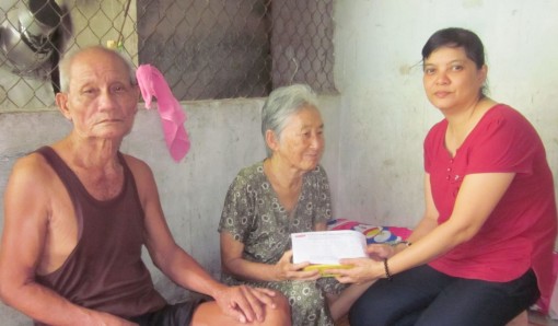 Hỗ trợ hai vợ chồng bệnh tật, khó khăn