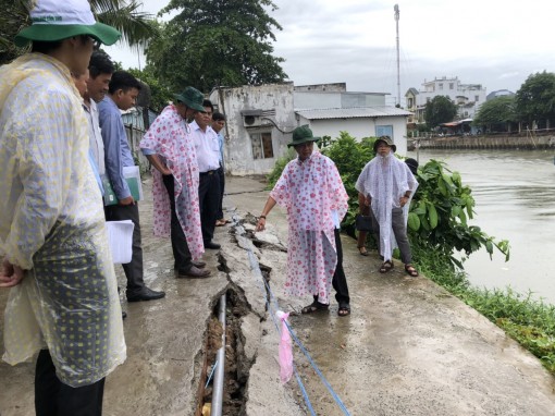 Lãnh đạo thành phố kiểm tra tình hình sạt lở trên địa bàn quận Thốt Nốt