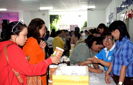 Phụ nữ Cần Thơ tiếp sức hàng Việt