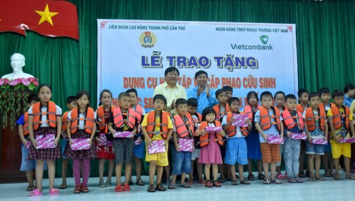 Tặng cặp phao cứu sinh và tập cho học sinh nghèo