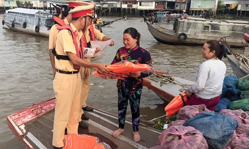 Ðẩy mạnh tuyên truyền Luật Giao thông đường thủy nội địa tại chợ nổi Cái Răng