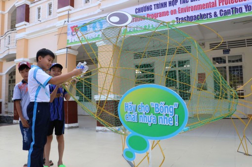 “Trashpackers” đến Cần Thơ truyền thông điệp
nhặt rác, bảo vệ môi trường
